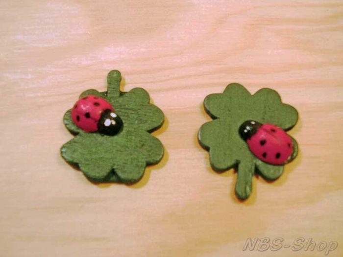 Marienkäfer auf Kleeblatt mit Klebepunkt